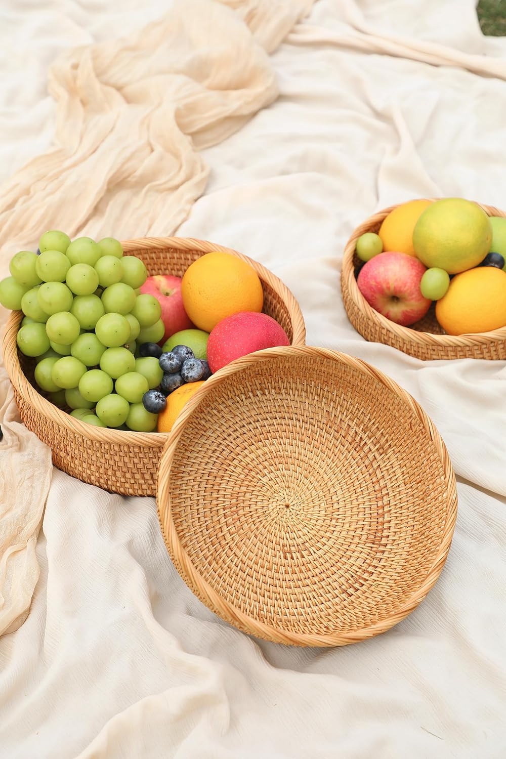 HITOMEN Handmade Rattan Bread Baskets Round Wicker Fruit Serving Storage Bowls, Natural Woven Decorative Kitchen Counter Organizing (Honey Brown) Set of 3