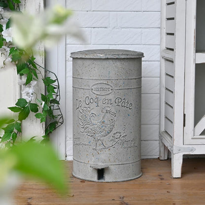 Rustic Farmhouse Decor Trash Can with Lid and Pedal Retro Handmade Distressed Design Rooster Pattern Round Garbage Cans Recycling Waste Bin for Home Patio Yard Bathroom Kitchen Garden Living Room Park