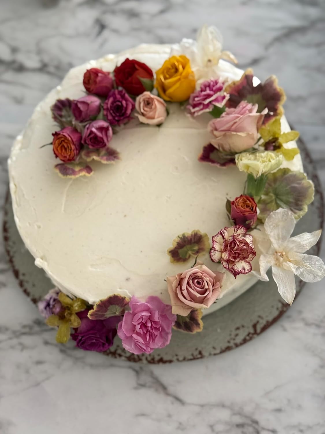 Freeze-dried Edible Roses and Carnation Buds |.2 ounces/20+ Mixed Flower Buds Edible Flower Cake Topper | Freeze-dried Edible Roses For Cakes | Edible Carnation Buds and Rose Buds