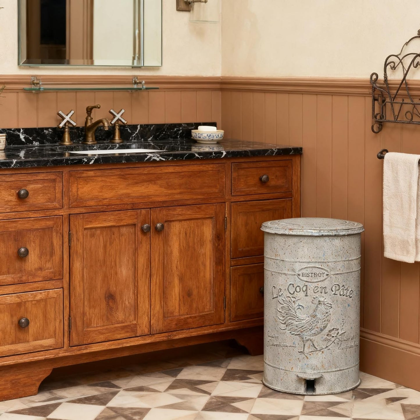 Rustic Farmhouse Decor Trash Can with Lid and Pedal Retro Handmade Distressed Design Rooster Pattern Round Garbage Cans Recycling Waste Bin for Home Patio Yard Bathroom Kitchen Garden Living Room Park