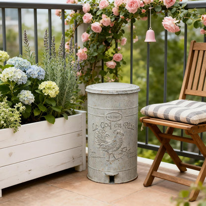 Rustic Farmhouse Decor Trash Can with Lid and Pedal Retro Handmade Distressed Design Rooster Pattern Round Garbage Cans Recycling Waste Bin for Home Patio Yard Bathroom Kitchen Garden Living Room Park