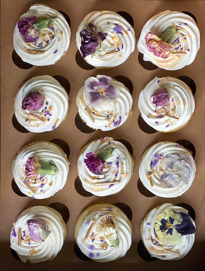 Freeze-dried Edible Roses and Carnation Buds |.2 ounces/20+ Mixed Flower Buds Edible Flower Cake Topper | Freeze-dried Edible Roses For Cakes | Edible Carnation Buds and Rose Buds