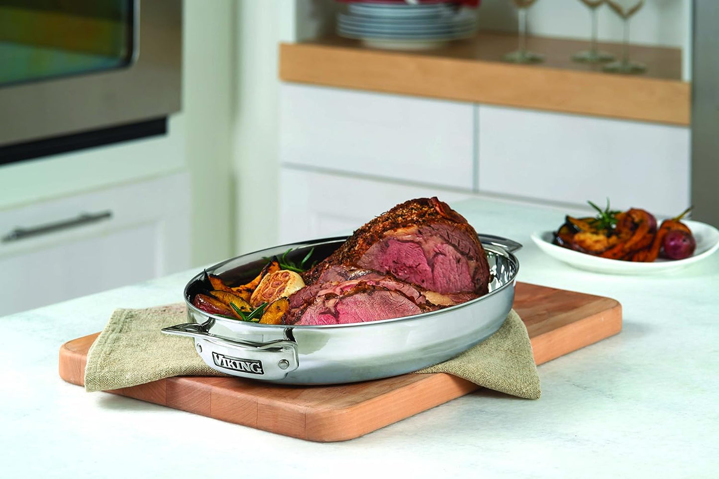 Viking 3-Ply Oval Roasting Pan, 8.5 Quart, Stainless Steel Kitchen Cookware with Metal Induction Lid and Rack, Great for Turkey, Dishwasher and Oven Safe, Silver